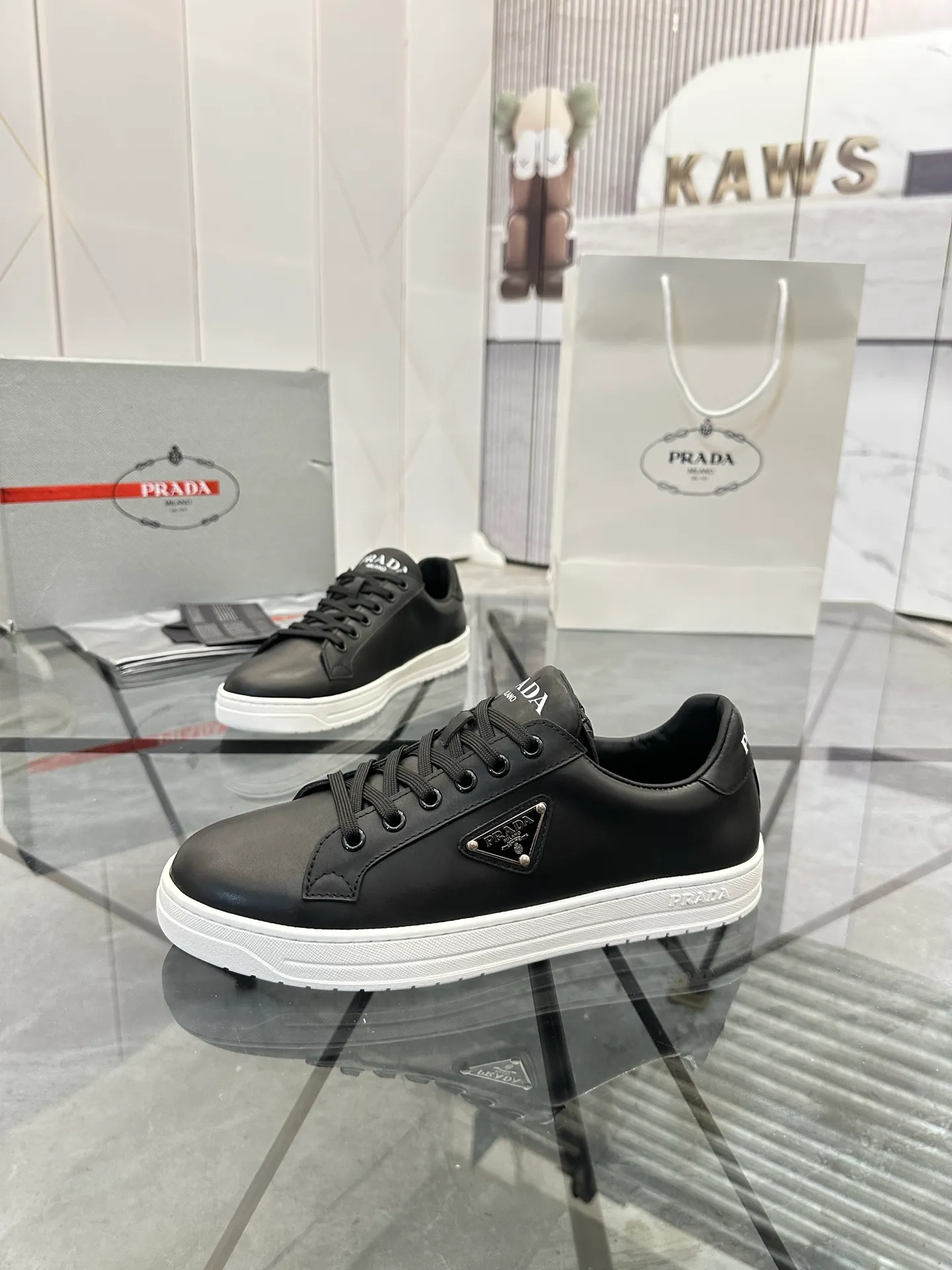 Men's shoes for sale 💰: 💰P540¥ High-end top quality Product trademark: Prada *"Prada*" low-top casual shoes Regular size: 38-45 (can be customized to 46) Product materials: imported first-layer cowhide for the upper, water-dyed cowhide lining, cowhide feet, original outsole. No.: 001